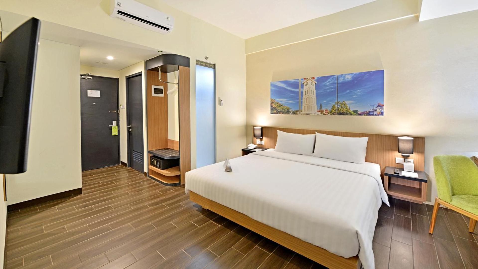 Whiz Prime Hotel Khatib Sulaiman Padang מראה חיצוני תמונה