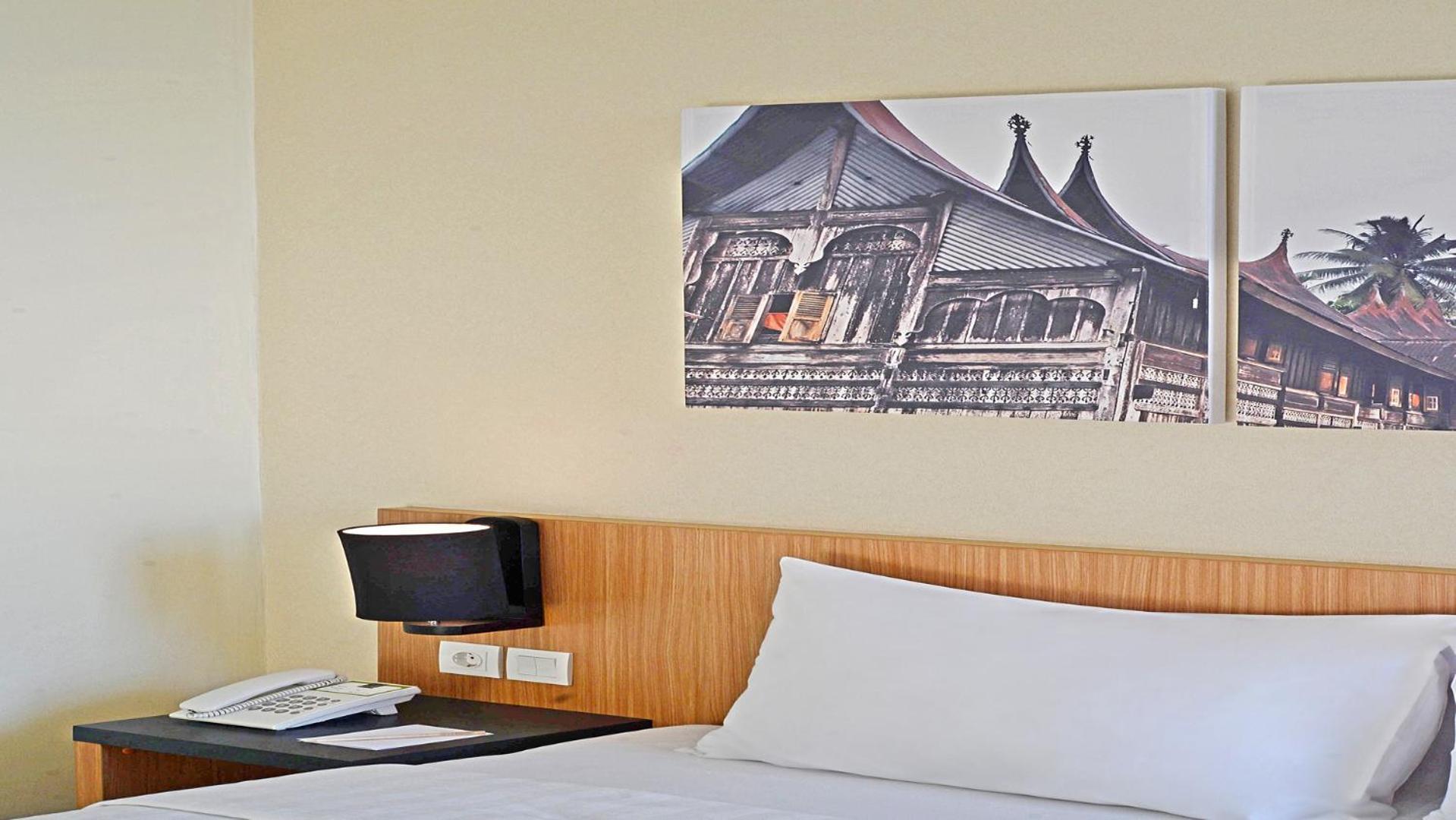 Whiz Prime Hotel Khatib Sulaiman Padang מראה חיצוני תמונה
