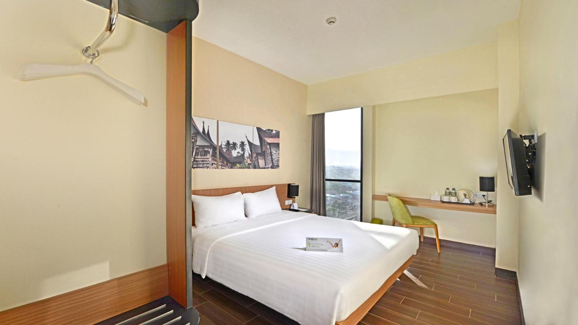 Whiz Prime Hotel Khatib Sulaiman Padang מראה חיצוני תמונה