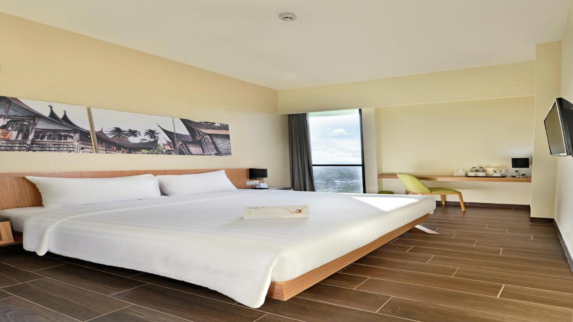 Whiz Prime Hotel Khatib Sulaiman Padang מראה חיצוני תמונה